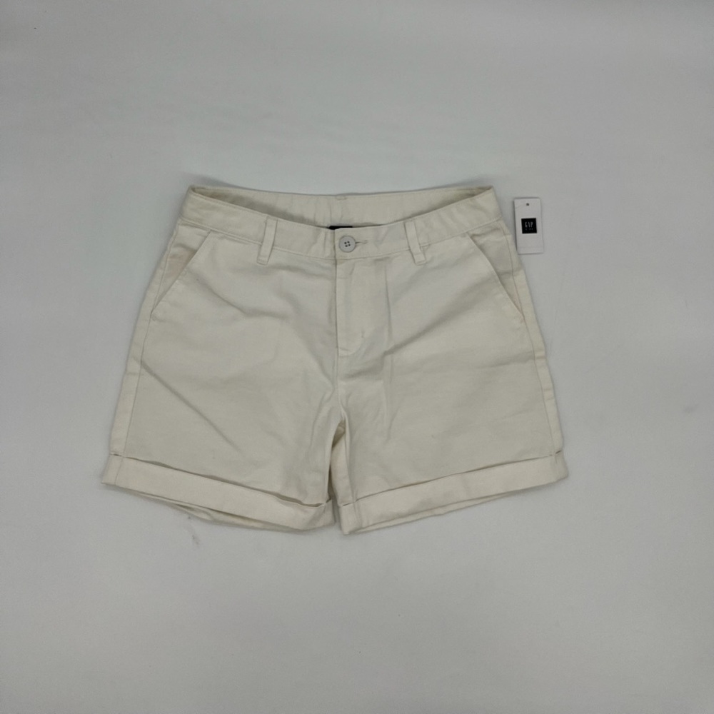 ** NEVER WORN Gap shorts! 🤍